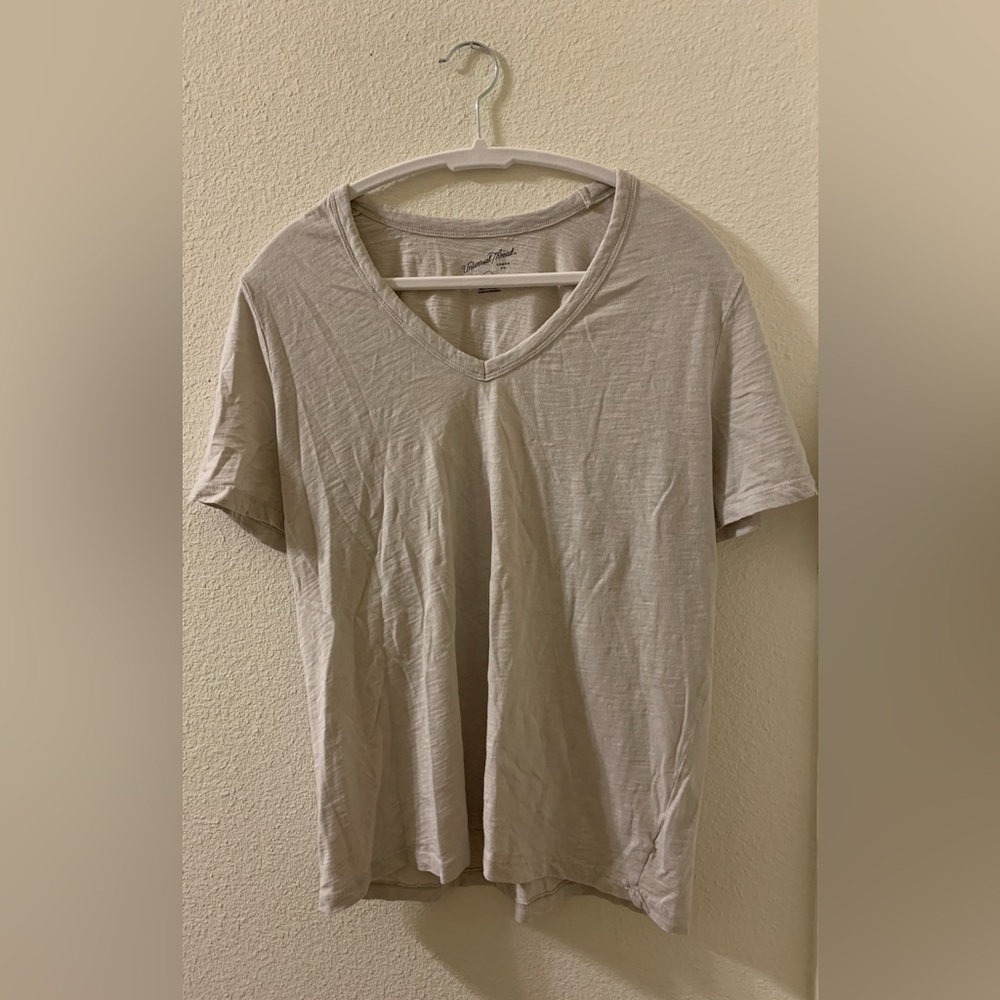 Universal Thread size XL light grey women’s v-neck short sleeve t-shirt
